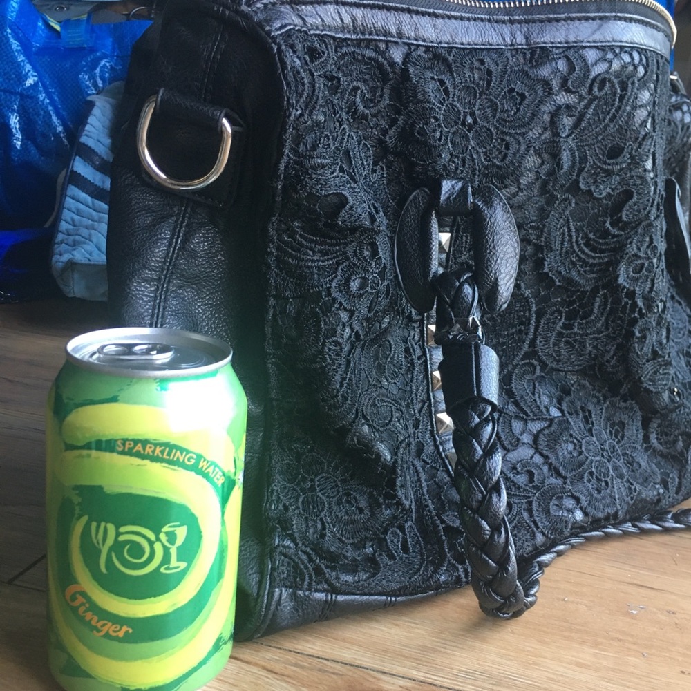 Black Large lace and stud purse weekend bag - Picture 9 of 10